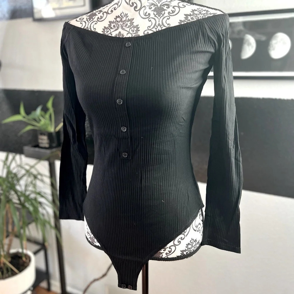 Black off shoulder‎ ribbed bodysuit